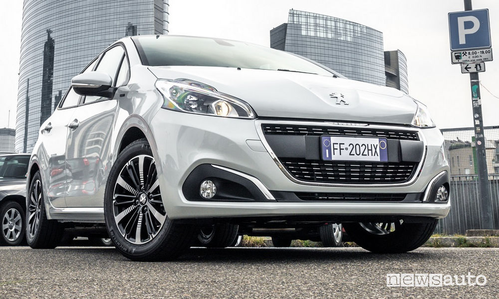 Peugeot 208 serie speciale Signature, vista frontale