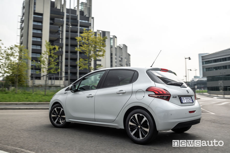Peugeot 208 Signature, vista laterale