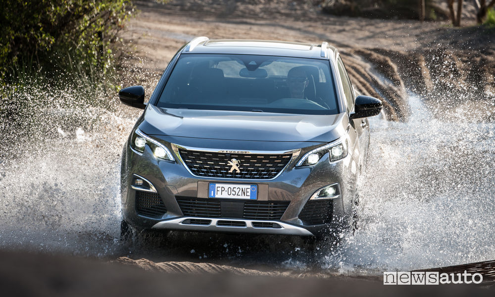 Peugeot 3008 in Sardegna, vista frontale guado