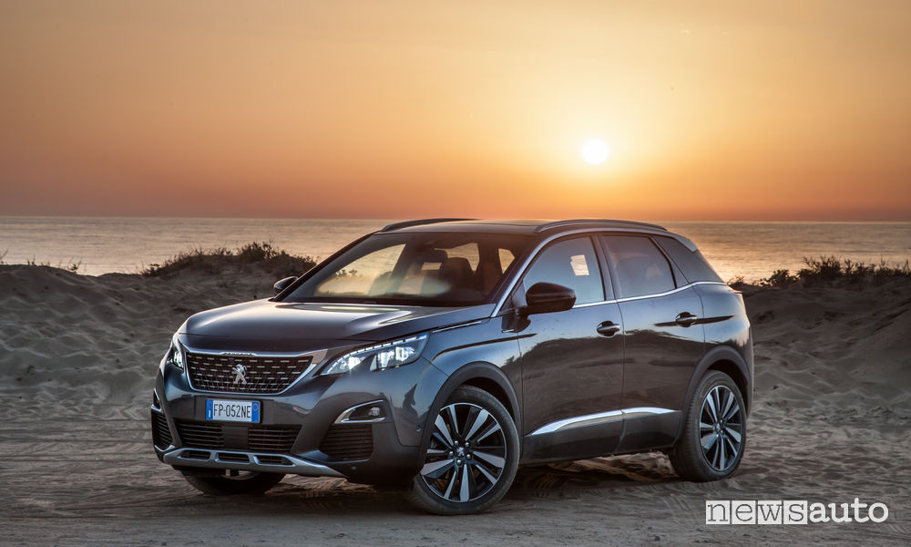 Peugeot_3008 in Sardegna, vista di profilo tramonto