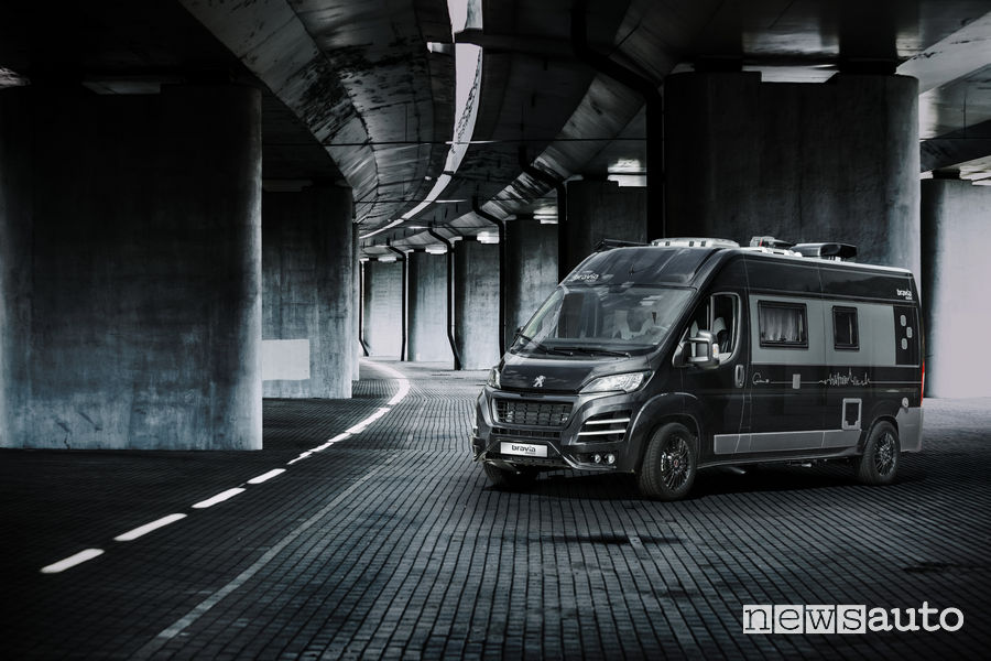 Peugeot camper Bravia su base Boxer, vista di profilo