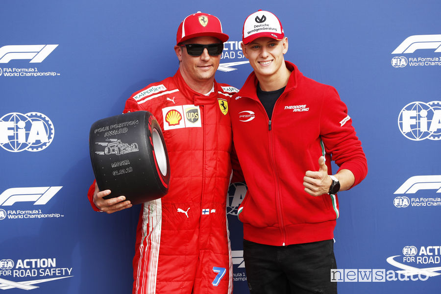 Raikkonen riceve il Pirelli Pole Position Award da Mick Schumacher