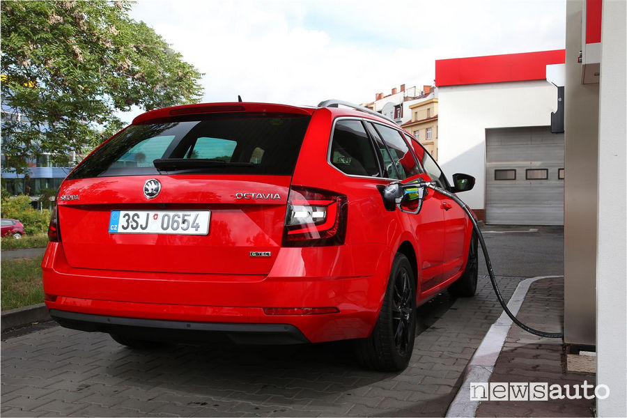Skoda Octavia_G-TEC, rifornimento metano