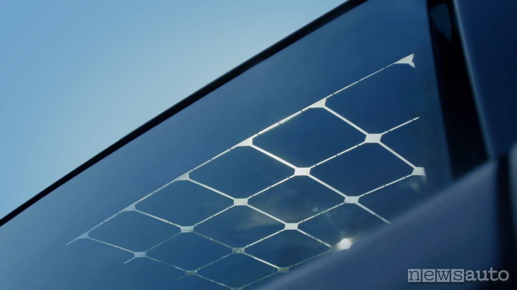 Sono Motors Sion 2019 celle ad energia solare Sono Motors Sion 2019 dettaglio pannello solare auto elettrica