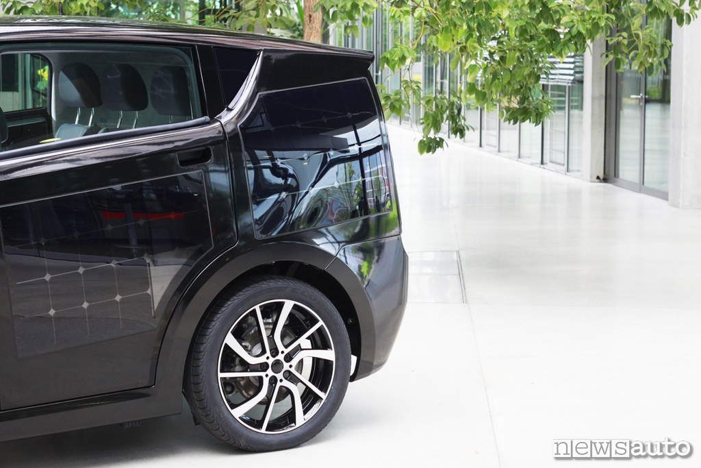 Sono Motors Sion 2019 dettagli posteriore pneumatico e celle solari Sono Motors Sion 2019 dettagli posteriore con pneumatico auto elettrica