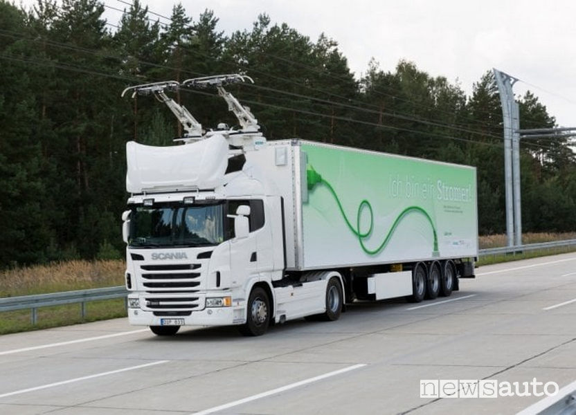 Truck Scania elettrico su un autostrada elettrificata