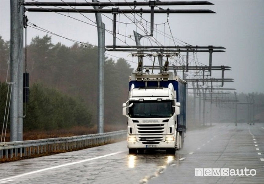 Truck Scania elettrico su un autostrada elettrificata