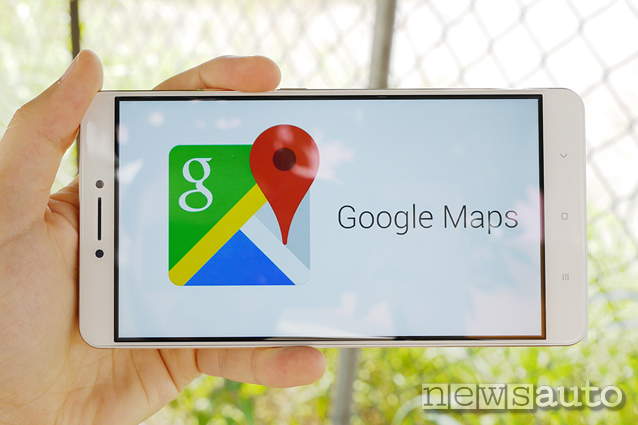 L'app andorid per smartphone google maps monitora il traffico in tempo reale