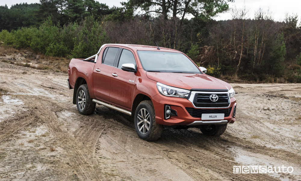 Toyota_Hilux Executive+ 2019, vista di profilo fango