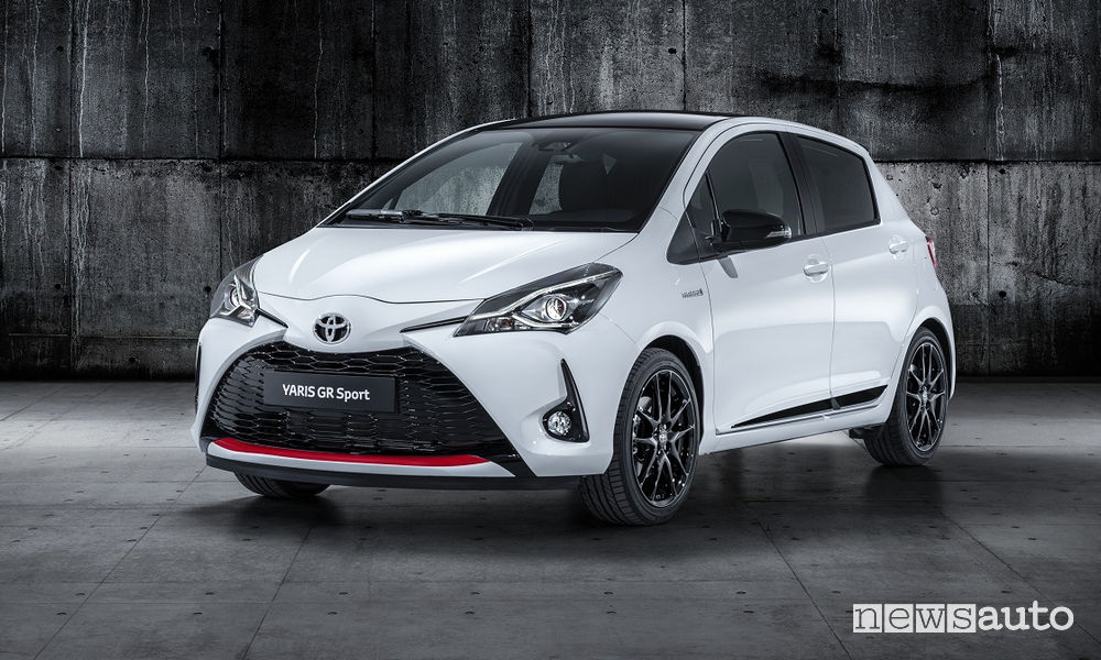 Toyota Yaris GR Sport, vista di profilo