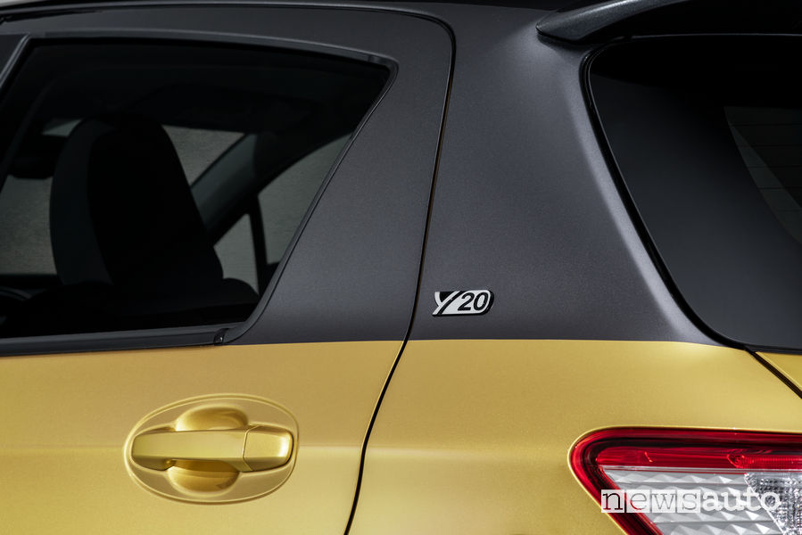 Toyota Yaris modello speciale Y20, logo celebrativo