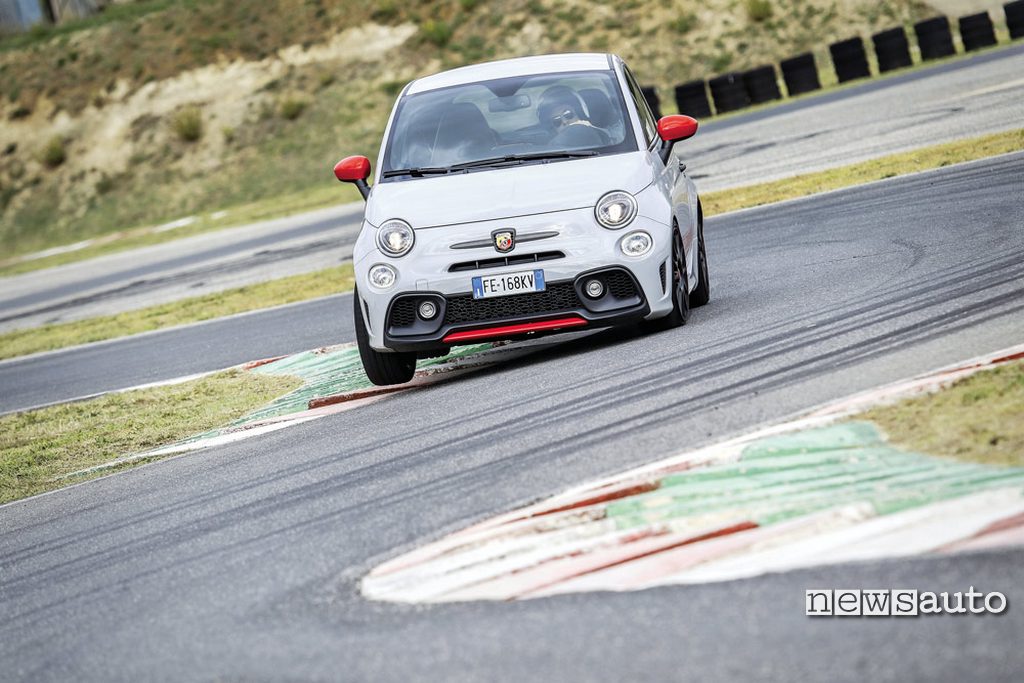 Abarth 595 Competizione vista frontale in pista Abarth 595 Competizione vista frontale in pista