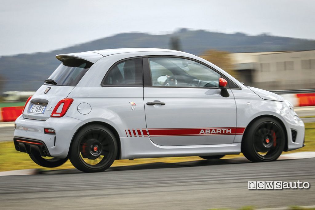 Abarth 595 Competizione vista laterale in pista Abarth 595 Competizione vista laterale in pista