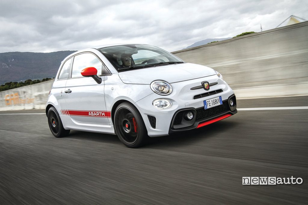 Abarth 595 Competizione vista frontale in pista Abarth 595 Competizione vista frontale in pista