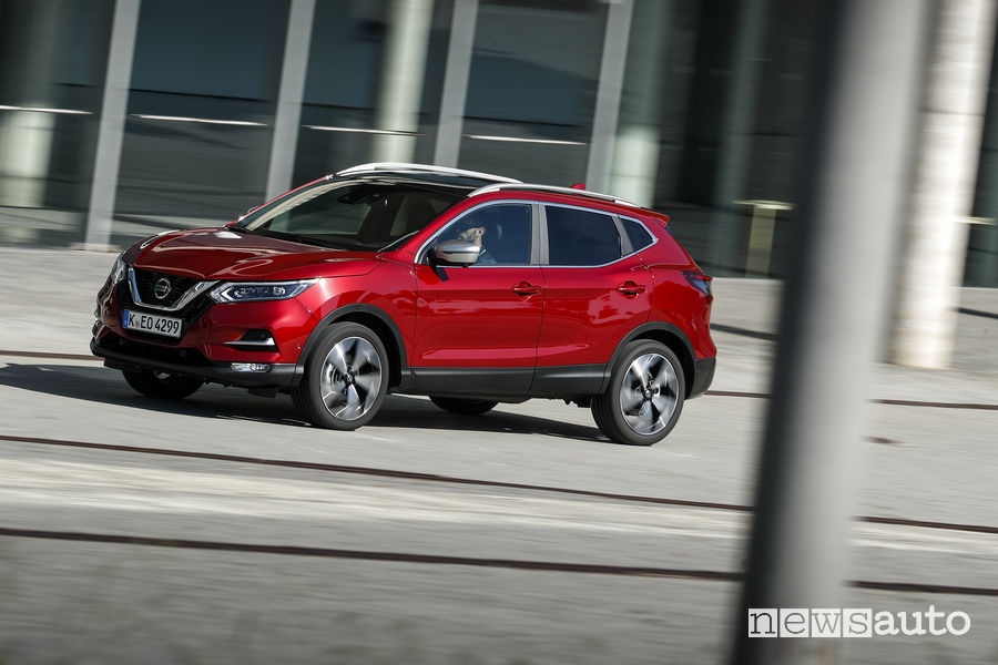 Nissan_Qashqai 2019 rosso, vista di profilo