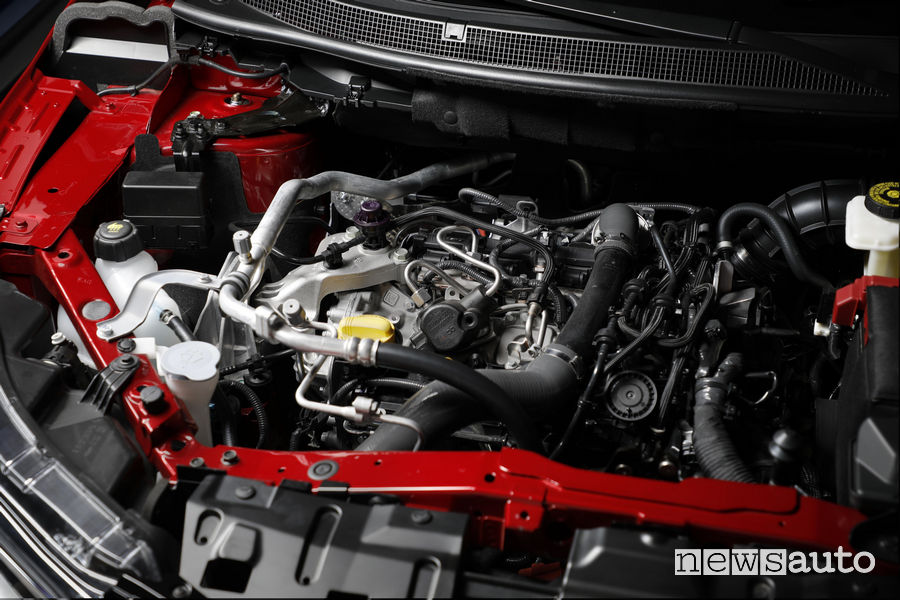 Nissan_Qashqai 2019 rosso, vano motore benzina 1.3l