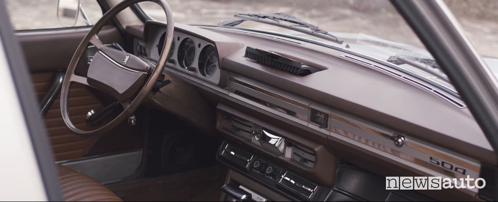 Abitacolo Peugeot_504 berlina TI con cambio automatico