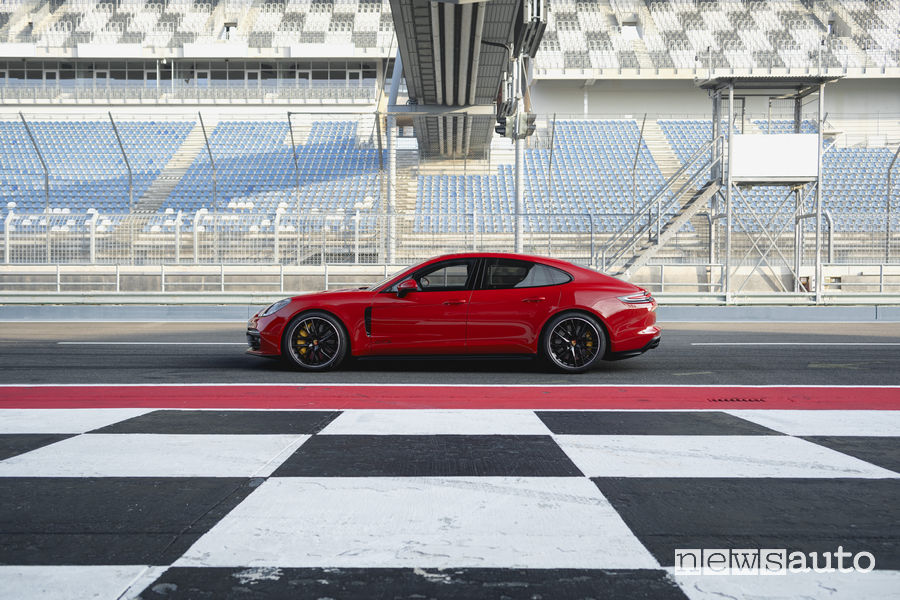 Porsche_Panamera GTS Sport Turismo, vista laterale