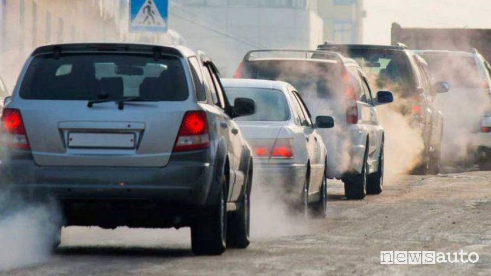 Inquinamento urbano, auto che fumano