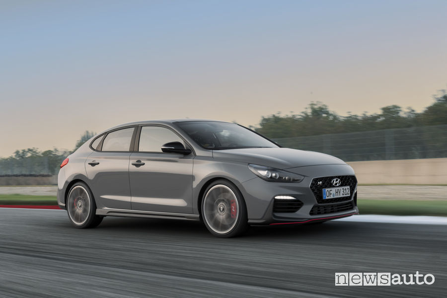 Hyundai_i30 Fstback N 2019, vista laterale