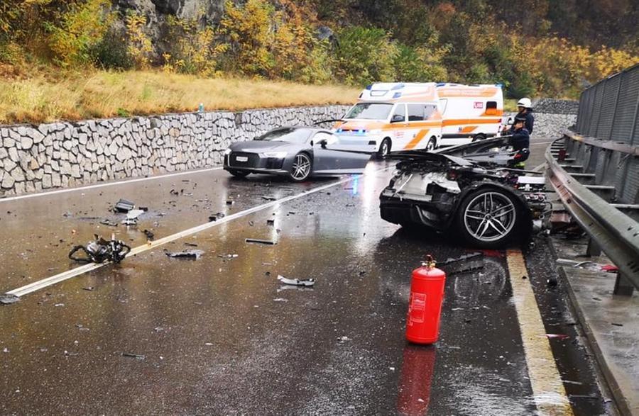 Incidenti spettacolari, Audi si spezza in due
