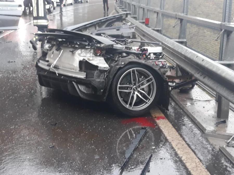 Incidente in Alto Adige: Audi R8 si spezza in 2