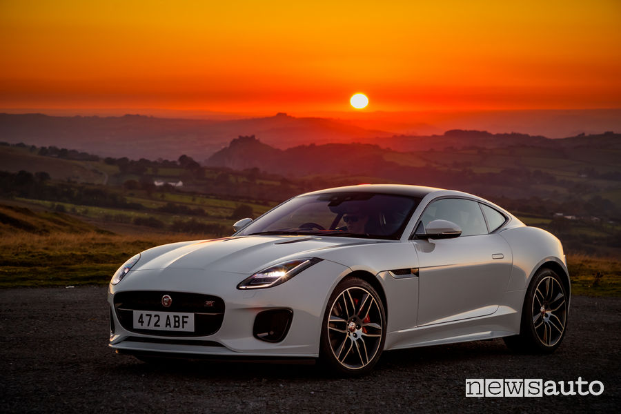 Jaguar_F-Type Chequered Flag Limited Edition, vista di profilo