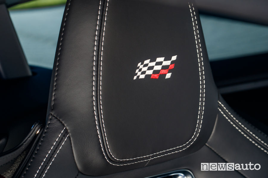 Jaguar_F-Type Chequered Flag Limited Edition, logo sul poggiatesta