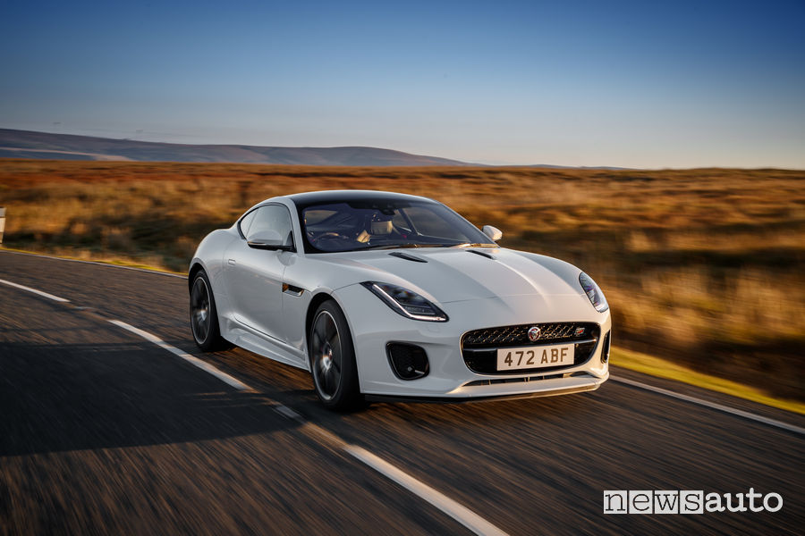 Jaguar_F-Type Chequered Flag Limited Edition, vista di profilo