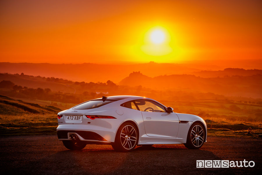Jaguar_F-Type Chequered Flag Limited Edition, vista posteriore