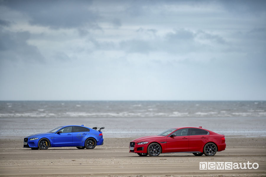 Jaguar XE 300 Sport e XE SV Project 8 doppia elica sulla spiaggia