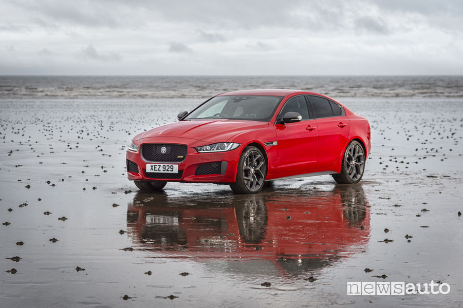 Jaguar XE 300 Sport doppia elica sulla spiaggia