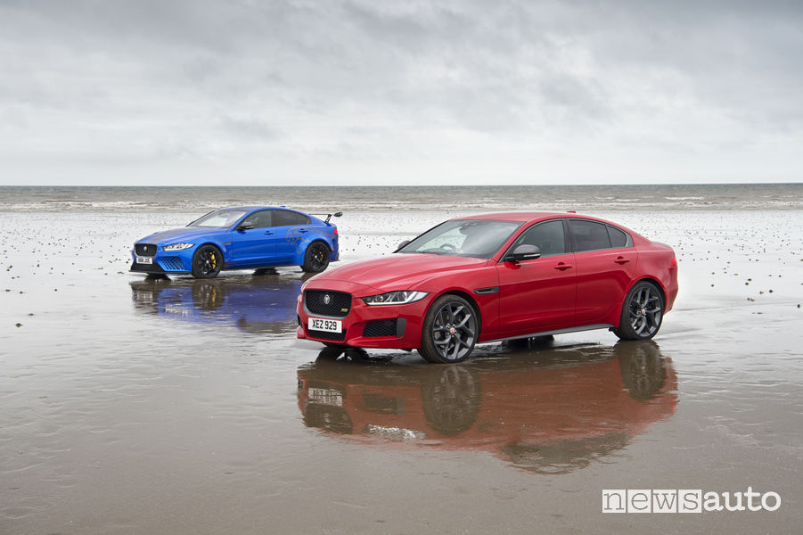 Jaguar XE 300 Sport e XE SV Project 8 doppia elica sulla spiaggia