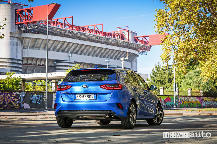 Kia_ceed 2019 berlina, vista posteriore Stadio San Siro