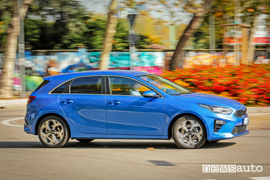 Kia_ceed 2019 berlina, vista laterale