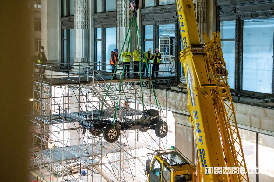 Land Rover Defender all'interno dei grandi magazzini Selfridges