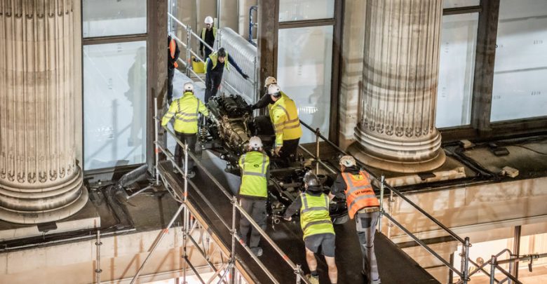 Land Rover Defender all'interno dei grandi magazzini Selfridges