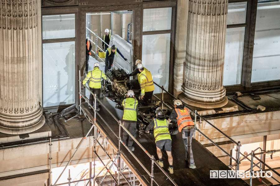 Land Rover Defender all'interno dei grandi magazzini Selfridges
