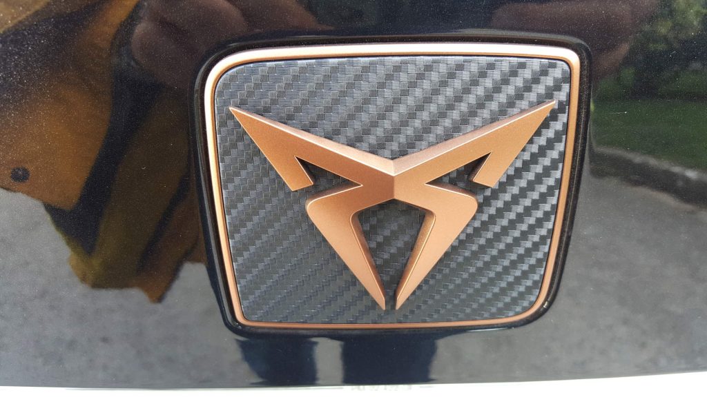 Logo Cupra tribale rame e carbonio posteriore