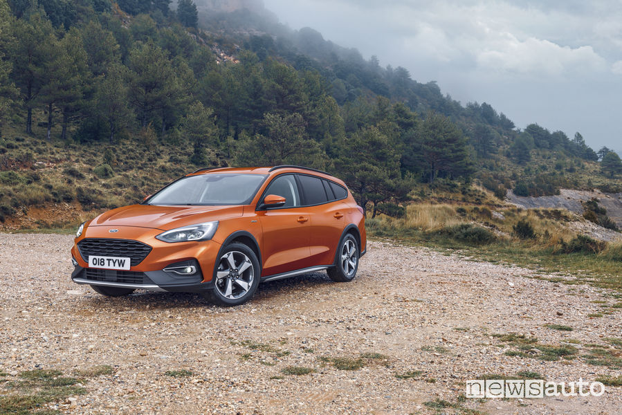 Ford Focus Active Wagon, vista di profilo