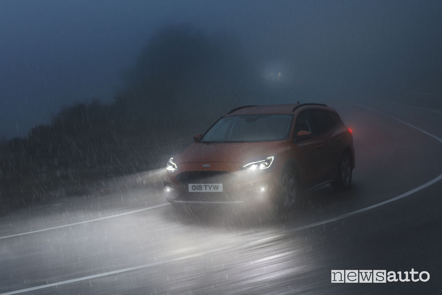 Ford Focus Active Wagon, vista di profilo