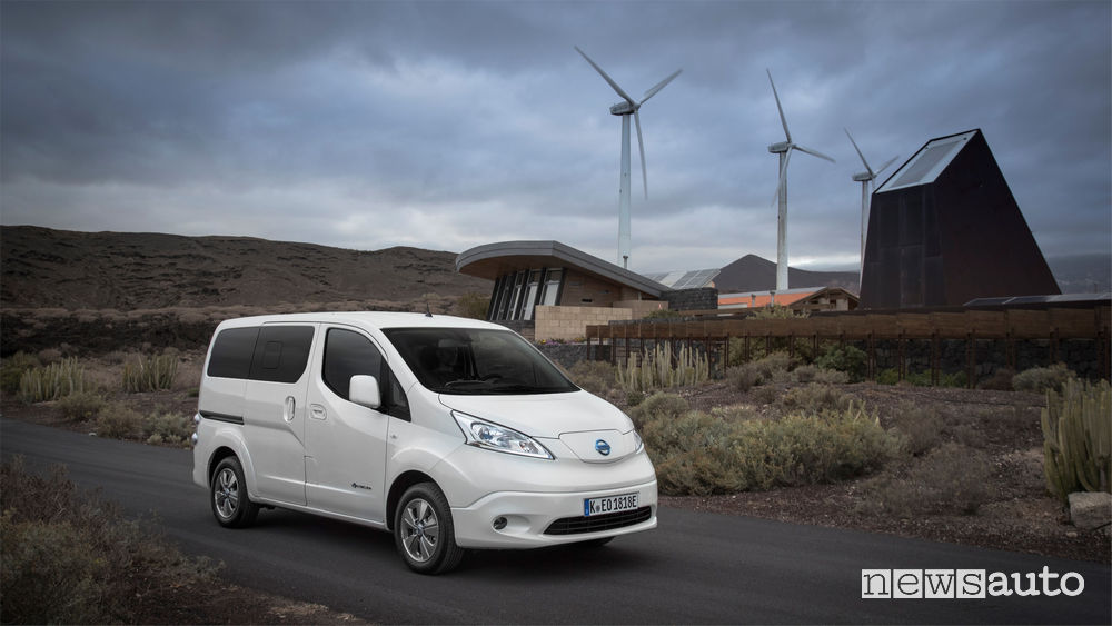 Nissan_e-NV200, vista di profilo
