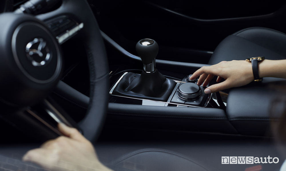 Nuova_Mazda3 berlina, controller