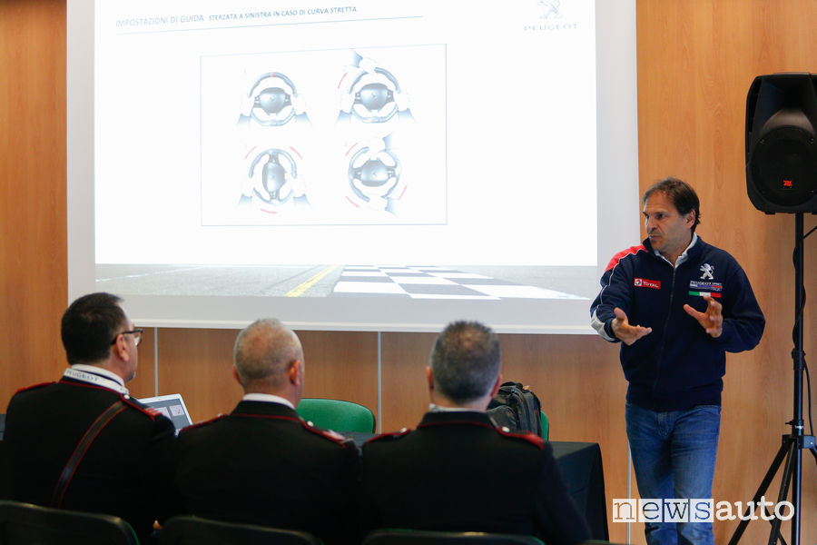Andreucci spiega la Peugeot_308 GTi by Peugeot Sport ai Carabinieri sul circuito di Misano