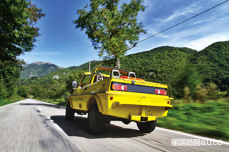Dal posteriore si vede il foro dell'idrogetto Jimny Dutton Surf 4x4 anfibio su strada