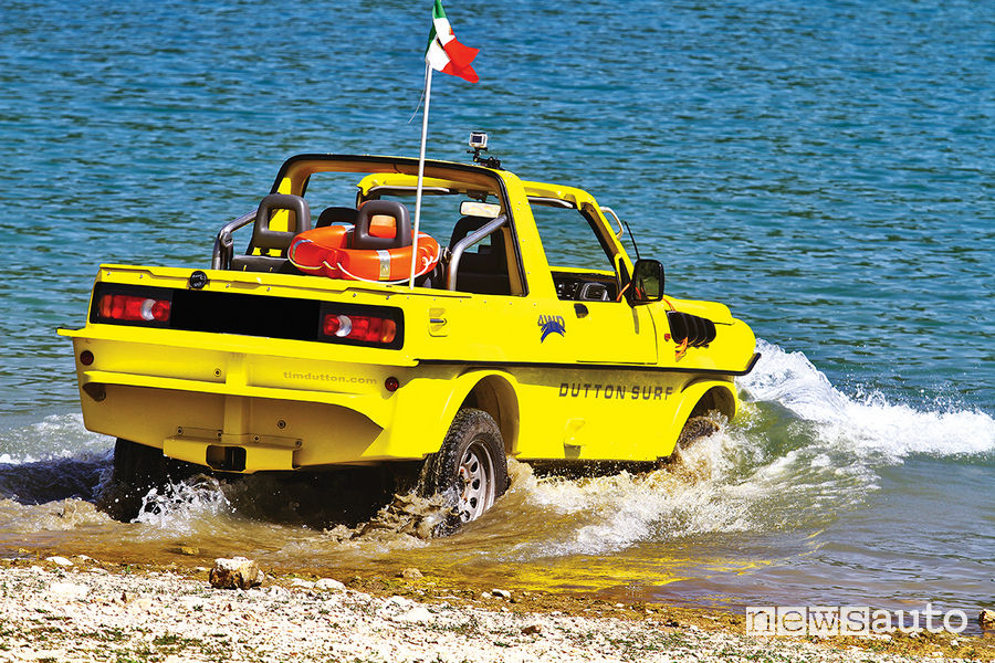 Il momento dell'entrata in acqua per l'anfibio Dutton Surf 4x4 al Lago del Turano (RI)