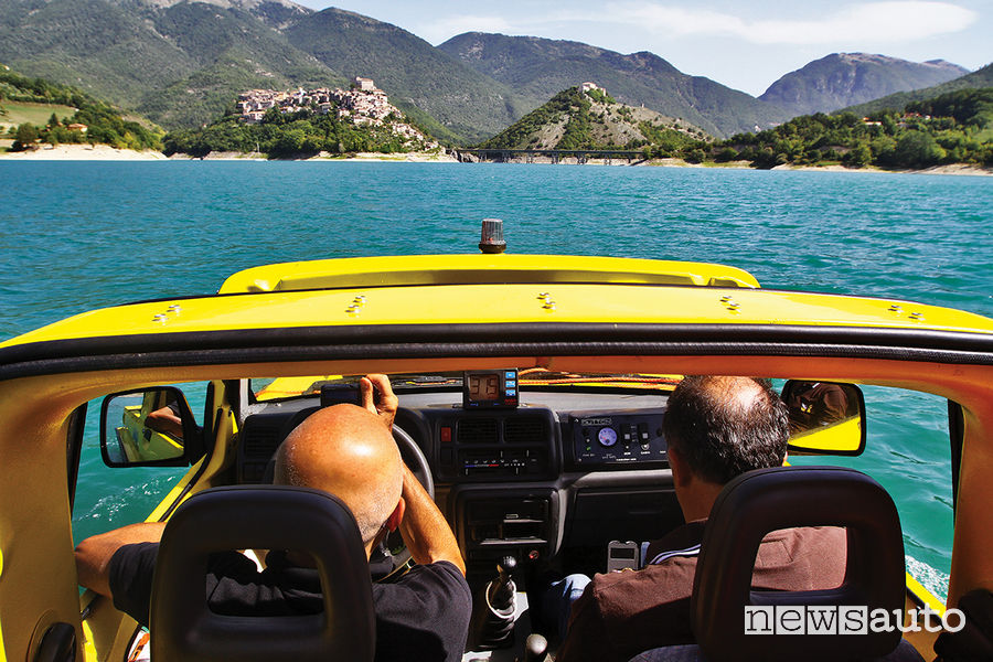 Suzuki Jimny Dutton Surf 4x4 anfibio in navigazione nel Lago del Turano (RI)