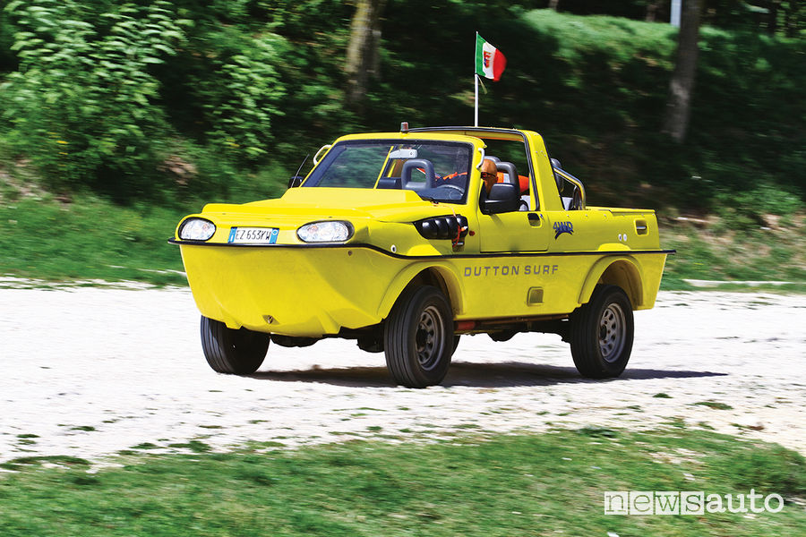 Auto anfibia Suzuki Jimny Dutton Surf 4x4 mentre viaggia su strada