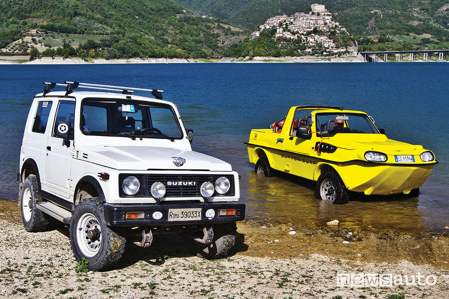 Il Suzuki Samurai a fianco dell'anfibio Dutton Surf sulle rive del Lago del Turano (RI)