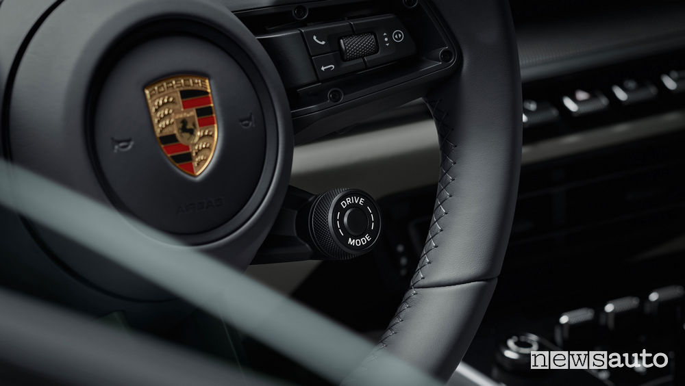 Nuova Porsche 911 2019 Carrera 4S, selettore sul volante Sport Chrono Package